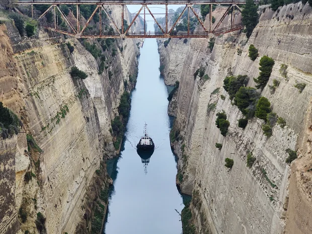 Loď v Korinthském průplavu