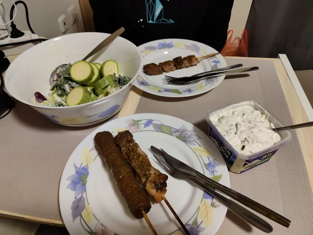 Souvlaki, kebab a salát